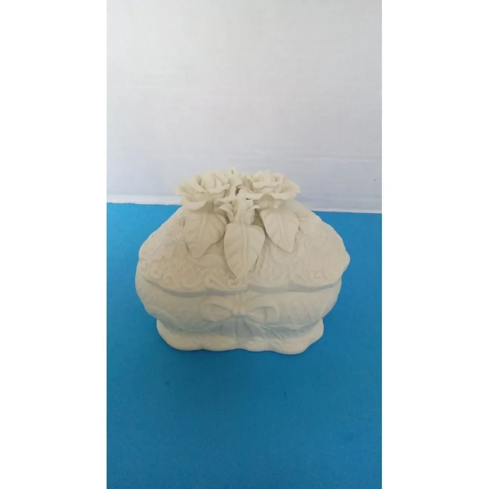 Vintage Heart-Shaped‎ Ceramic Trinket Box with Rose Detail Decorative Storage